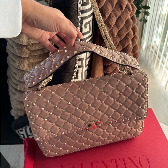 Authentic Valentino Garavani Large Quilted Studded Shoulder Bag - Picture 3 of 16